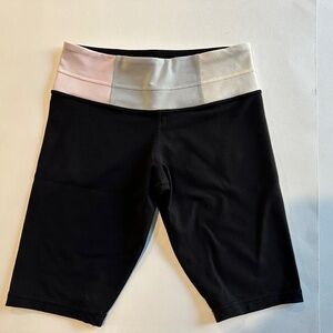 Lululemon Reverse Groove Short - Size‎ 4 Tall.